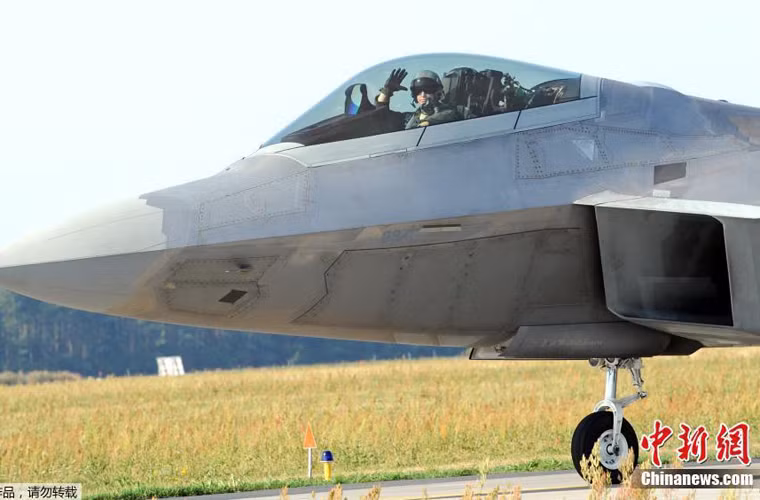 Phi công lái F-22 giơ tay chào các “đồng minh”.