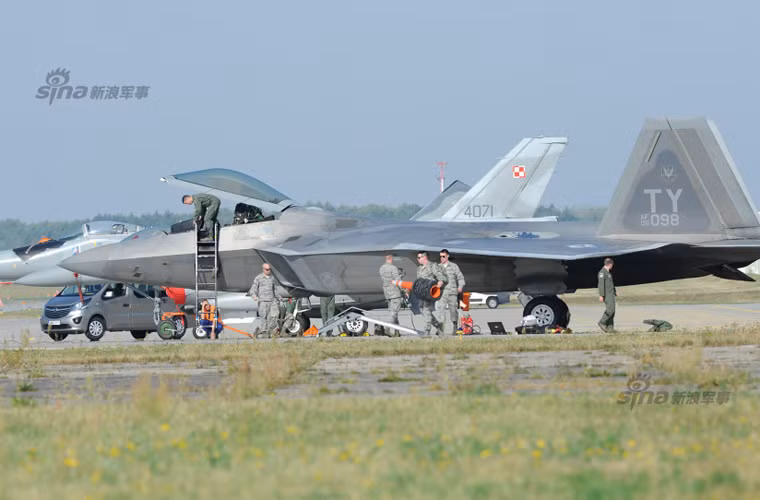 Theo Sputnik, bốn chiến đấu cơ F-22 cực kỳ tối tân của Không quân Mỹ đã hạ cánh xuống căn cứ không quân Lask, Ba Lan hôm 31/8. Việc triển khai loại siêu cơ bậc nhất thế giới này nằm trong kế hoạch trấn an đồng mình NATO trong bối cảnh căng thẳng với Nga suốt nhiều tháng nay.