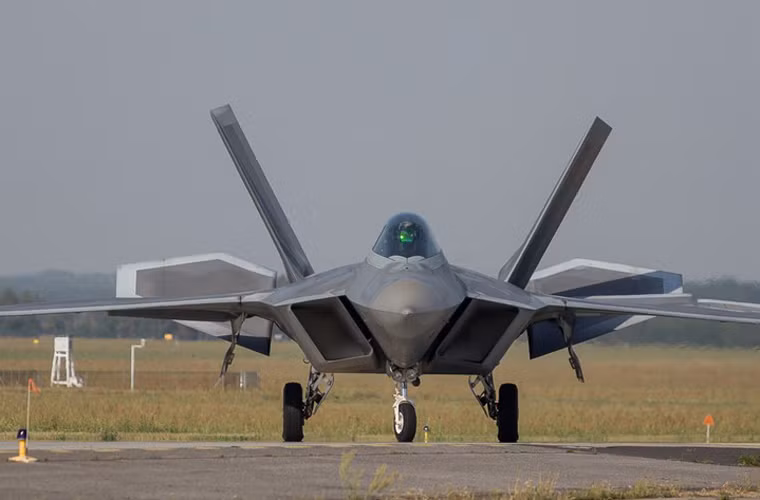 F-22 được biết đến là loại máy bay sở hữu nhiều công nghệ tiên tiến bậc nhất thế giới như công nghệ tàng hình trước mọi loại radar.