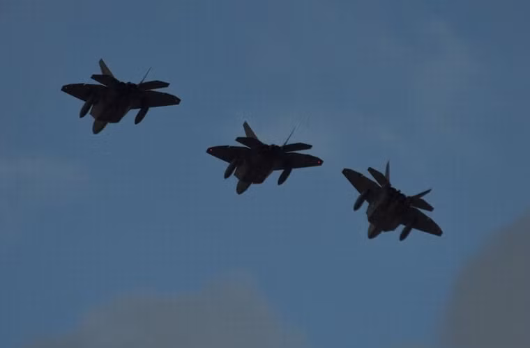 Ba trong số 4 chiếc tiêm kích tàng hình F-22 bay trên bầu trời Ba Lan - quốc gia có chung đường biên giới với vùng lãnh thổ Kaliningrad, Liên bang Nga.