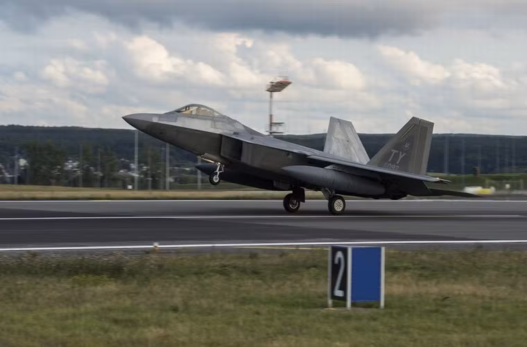 F-22 có khả năng triển khai các vũ khí dẫn đường chính xác cao tấn công mục tiêu trên không và mặt đất.