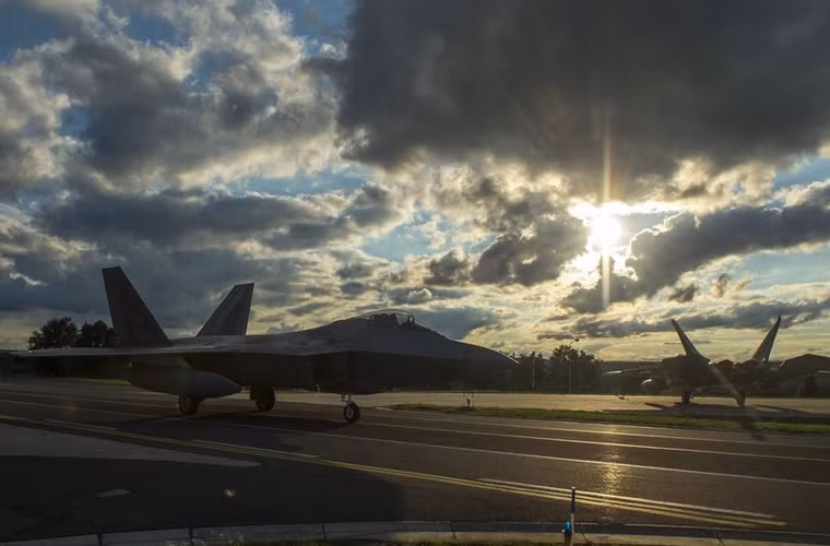 Tuy nhiên, loại máy bay từng đối mặt với nhiều chỉ trích liên quan tới hệ thống hỗ trợ sự sống phi công – nguyên nhân dẫn đến vụ tai nạn vào các năm 2009 và 2010.