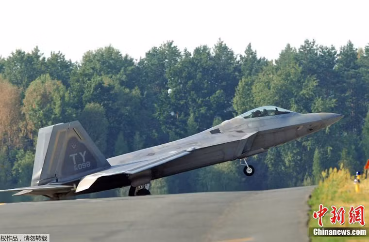 Ngay sau khi hạ cánh xuống căn cứ Ba Lan, các máy bay chiến đấu F-22 đã có màn bay tập dượt ngay.