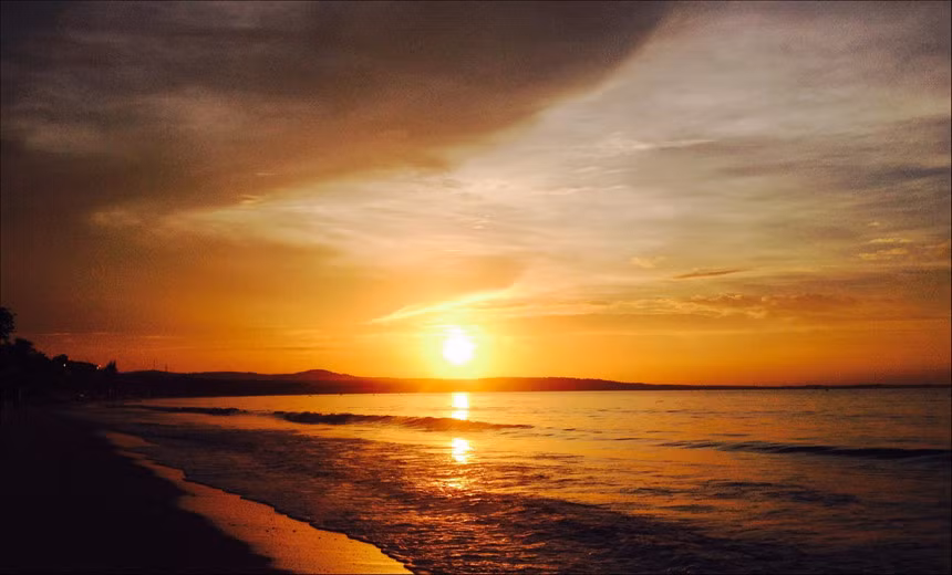 Bãi biển Mũi Né yên bình trong buổi bình minh. Mũi Né được nhiều du khách đánh giá là một trong những bãi biển đẹp nhất Việt Nam. Ảnh: Nguyễn Đức Tài.