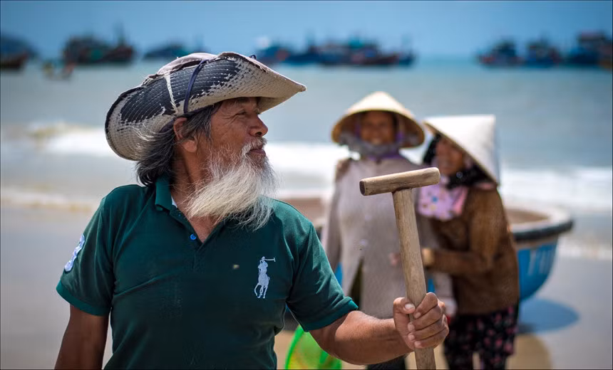 Người dân chài nơi vùng đất đầy nắng gió để lại ấn tượng sâu đậm trong lòng du khách nhờ sự thân thiện, chất phác và bình dị, đúng như vẻ nguyên sơ, thuần khiết của thiên nhiên. Ảnh: Đông Giang.