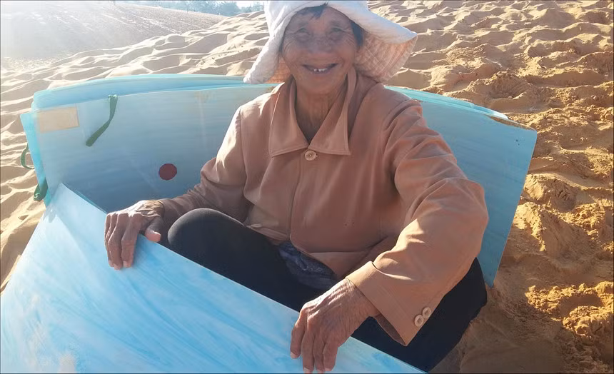 Một cụ bà gần 80 tuổi cho thuê ván trượt tại đồi cát. Cuộc sống mưu sinh vất vả giữa cái nắng chói chang ban trưa, cụ vẫn tươi cười, ánh mắt hiền hậu, khiến ta không thể quên được tấm lòng mến khách của người dân tại mảnh đất đầy khắc nghiệt này. Cuộc thi ảnh "Dấu ấn Việt Nam" sẽ nhận bài dự thi đến hết ngày 28/8, kết quả sẽ được công bố từ 2/9 đến 5/9. Mời bạn gửi ảnh tham gia tại đây. Ảnh: Ducthao Cao.