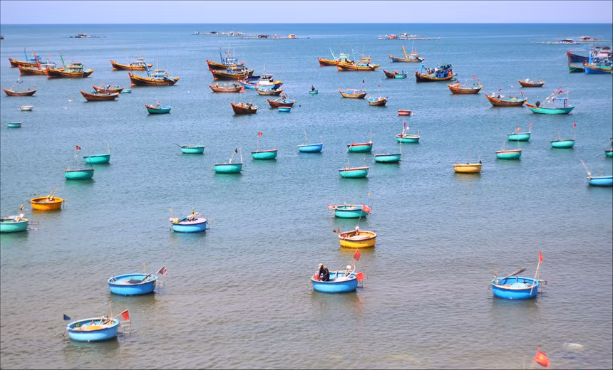 Khi tới đây, du khách không nên bỏ lỡ dịp ghé thăm làng chài Mũi Né cách trung tâm thành phố Phan Thiết khoảng 23 km, để được trải nghiệm cuộc sống lao động của ngư dân miền biển. Đây cũng là điểm check-in nổi tiếng của nhiều bạn trẻ khi đặt chân tới Bình Thuận. Ảnh: Nguyễn Vũ Duy Phương.