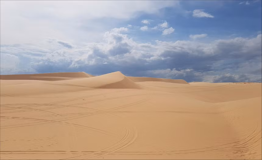 Được ví như tiểu sa mạc Sahara, đồi cát Bàu Trắng là điểm du lịch độc đáo không thể bỏ qua ở Bình Thuận. Nơi đây còn có tên là đồi cát bay bởi hình dáng thay đổi liên tục theo từng ngày từng giờ. Những đụn cát chập chùng trải dài mênh mông, ngút ngàn, sẽ khiến du khách bị choáng ngợp trước thiên nhiên kỳ diệu. Ảnh: Thành Em.