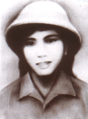 Chân dung liệt sĩ Nguyễn Thị Nhỏ. Cùng sinh năm 1944 như chị Tần, chị Cúc, chị Nhỏ có một hoàn cảnh tương tự Cúc. Bố mẹ mất sớm, nhà chỉ có 2 chị em gái, từ bé, chị Nhỏ cùng chị gái. Khi chị gái sinh cháu trai đầu lòng, chồng chị hy sinh, chị gái ở lại nuôi em. Ảnh Tư liệu.