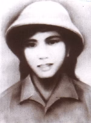Chân dung liệt sĩ Nguyễn Thị Nhỏ. Cùng sinh năm 1944 như chị Tần, chị Cúc, chị Nhỏ có một hoàn cảnh tương tự Cúc. Bố mẹ mất sớm, nhà chỉ có 2 chị em gái, từ bé, chị Nhỏ cùng chị gái. Khi chị gái sinh cháu trai đầu lòng, chồng chị hy sinh, chị gái ở lại nuôi em. Ảnh Tư liệu.