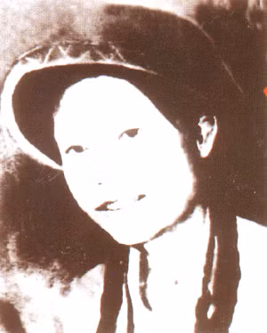 Liệt sĩ Dương Thị Xuân, sinh năm 1947. Trước khi chị Xuân lên đường, vào “tọa độ lửa” Ngã ba Đồng Lộc, anh Tân người cùng làng đã lấy sợi ni lông xanh, đỏ buộc vào cổ tay Xuân rồi nói: “Màu đỏ là của anh, màu xanh lam này là của em. Khi nào nhớ đến anh, em hãy nhìn chiếc vòng này”. Nhưng rồi, 10 cô gái Ngã ba Đồng Lộc đã ra đi ở tuổi thanh xuân, mang theo bao tình yêu, ước vọng tuổi trẻ, trong đó có chị Xuân. Ảnh: Tư liệu.