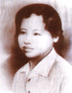 Chân dung liệt sĩ Hồ Thị Cúc. Câu chuyện về chị khiến người đọc rơi nước mắt. Khi chị Cúc lên 1 tuổi, nạn đói năm 1945 đã cướp mất cha chị. Năm chị lên 4 tuổi, mẹ đi bước nữa, chị Cúc ở với ông nội, rồi sau này là chú mợ và o. Một lần, mợ nấu nồi cám lợn, không may làm đổ lên lưng chị (khi chị lên 8). Được mợ tích cực chạy chữa, thoát cái chết cận kề, nhưng sau lưng chị vẫn chằng chịt vết sẹo. Ảnh: Tư liệu.