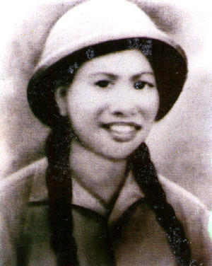 Chân dung liệt sỹ Võ Thị Tần sinh năm 1944. Chị Tần là Tiểu đội trưởng Tiểu đội 4- C552. Từ tháng 4 - 6 năm 1967, chị Tần cùng đơn vị được điều về công tác bảo vệ đường 15A ở Đồng Lộc, lập nhiều thành tích xuất sắc. Trong cuộc sống hàng ngày, chị Tần là cô gái vui vẻ, cởi mở, vô tư yêu đời. Ảnh: Tư liệu.