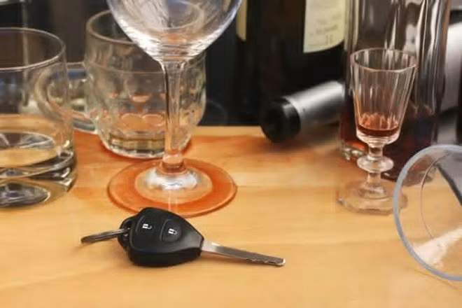 Để chai rỗng trên bàn: Nếu bạn uống rượu trong nhà người Nga thì để một chai rượu rỗng trên bàn được coi là điềm gở. Nếu uống hết, tốt nhất bạn nên đặt chai xuống sàn hoặc vứt bỏ trước khi mang chai mới ra. Ngoài ra, bạn cũng không nên để chìa khóa và tiền lẻ trên bàn, vì người Nga tin rằng nó sẽ làm bạn mất tiền hoặc mang lại nước mắt.