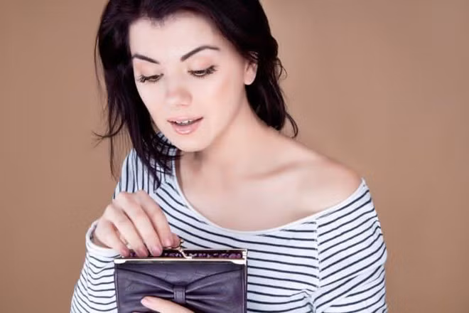 Tặng ví rỗng: Người Nga tin rằng tặng ví rỗng là điềm gở, là trù ẻo người nhận quà bị nghèo đói hoặc gặp khó khăn về tài chính. Vì vậy, nếu muốn tặng ví cho ai đó thì bạn nên nhớ bỏ một thứ đặc biệt vào ví trước.