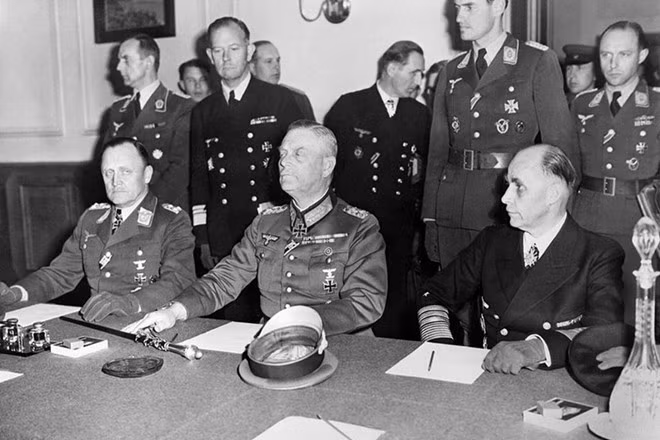Đô đốc Karl Donitz, người đứng đầu chính quyền mới ở Đức sau khi Adolf Hitler chết, cử thống chế Wilhelm Keitel ký hiệp định đầu hàng Hồng Quân vô điều kiện trong một cuộc họp ở Karlshot, ngoại ô thủ đô Berlin hôm 8/5/1945. Trước đó một ngày, Đức cũng ký hiệp định đầu hàng Mỹ. Ảnh: Getty