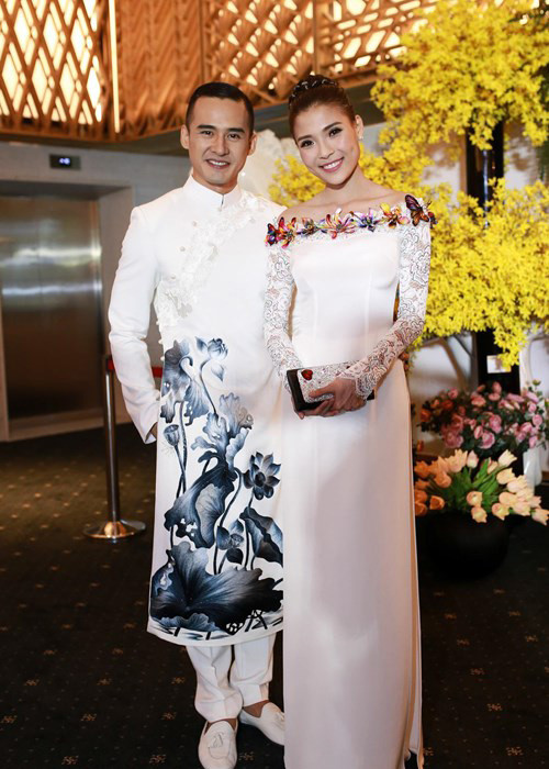 Lương Thế Thành hộ tống Thúy Diễm khi cô đi xem Tuần lễ thời trang quốc tế Việt Nam 2016.