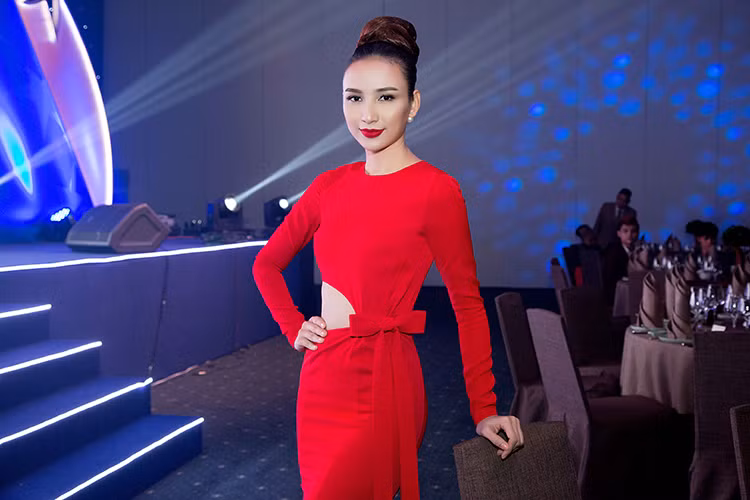 Là một trong những người đẹp theo đuổi nghề dẫn chương trình, Hoa hậu Ngọc Diễm tạo được dấu ấn riêng với lối dẫn thông minh, duyên dáng và linh loạt. 