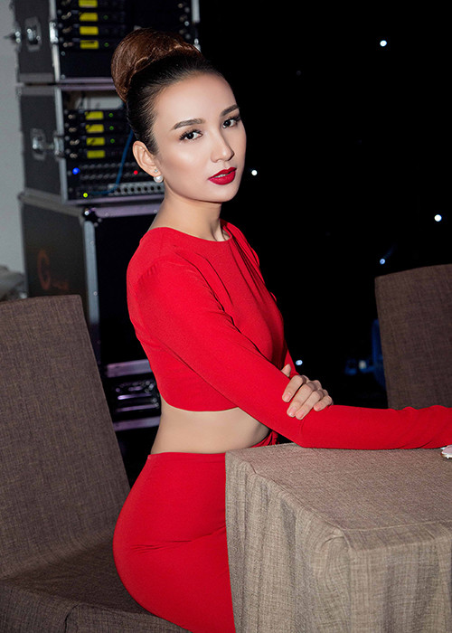 Hoa hậu Ngọc Diễm bới tóc cao tôn vẻ sang trọng, cá tính và chọn bông tai ngọc trai để hoàn thiện vẻ ngoài. 