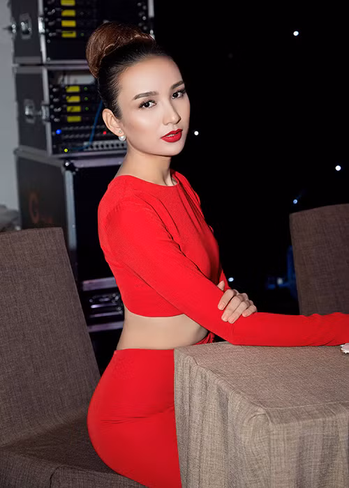 Hoa hậu Ngọc Diễm bới tóc cao tôn vẻ sang trọng, cá tính và chọn bông tai ngọc trai để hoàn thiện vẻ ngoài. 