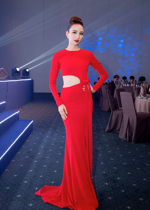 Mới đây, Ngọc Diễm nhận lời làm MC cho một sự kiện. Đảm nhận vai trò dẫn dắt, người đẹp chọn bộ đầm đỏ rực của NTK Minh Tú. 