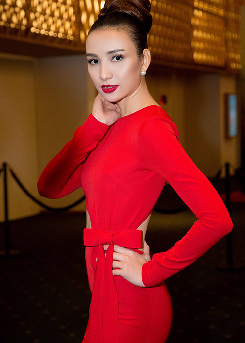 Về hình ảnh bên Quang Vinh và Chi Pu, người đẹp 8x chia sẻ rằng, cô chỉ đóng một vai khách mời trong bộ phim do Chi Pu làm nhà sản xuất. 