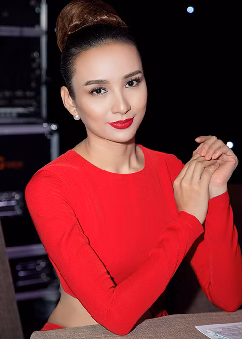 Xuất hiện tại sự kiện, người đẹp sinh năm 1987 thu hút ánh nhìn bởi nhan sắc yêu kiều. 