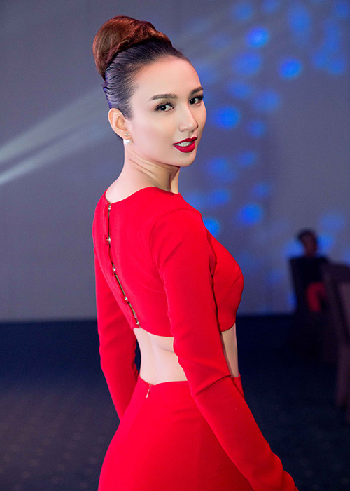 Hoa hậu Du lịch Việt Nam 2008 tự tin khoe vòng eo thon thả mặc dù đã là mẹ của cô con gái 5 tuổi tên Chiko. 