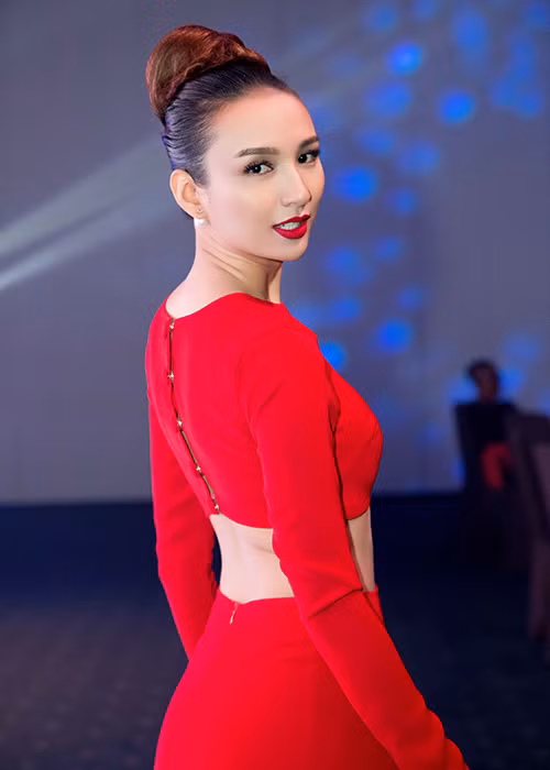 Hoa hậu Du lịch Việt Nam 2008 tự tin khoe vòng eo thon thả mặc dù đã là mẹ của cô con gái 5 tuổi tên Chiko. 