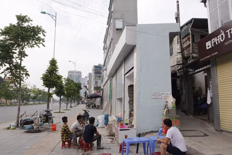 Trên tuyến phố mới Nguyễn Văn Huyên kéo dài cũng xuất hiện khá nhiều ngôi nhà "siêu mỏng". Ba căn nhà mặt ngõ 196 Cầu Giấy, quay lưng ra phố Nguyễn Văn Huyên có bề rộng chưa phủ bì cũng chỉ dưới 1m.