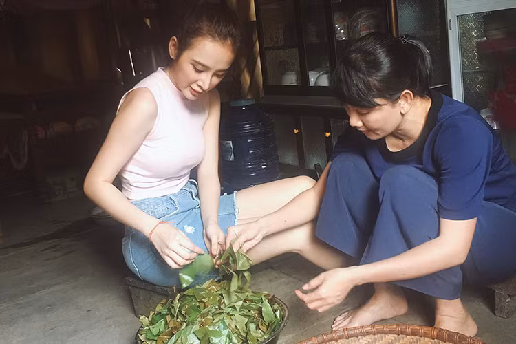 Mới đây, diễn viên Angela Phương Trinh đã lên Tây Nguyên và ở lại một buôn làng ở huyện Lắk thuộc tỉnh Đắk Lắk để chuẩn bị cho vai diễn trong dự án điện ảnh “Sứ mệnh trái tim”.