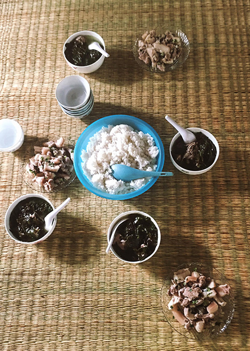 Trên trang cá nhân, “bà mẹ nhí” khoe hình ảnh bữa cơm trưa với những món ăn địa phương do chính cô và diễn viên Mỹ Uyên chuẩn bị cho đoàn làm phim.