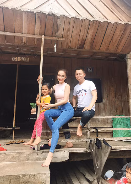  Hình ảnh Angela Phương Trinh giản dị trong chuyến trải nghiệm cuộc sống của người dân Tây Nguyên.