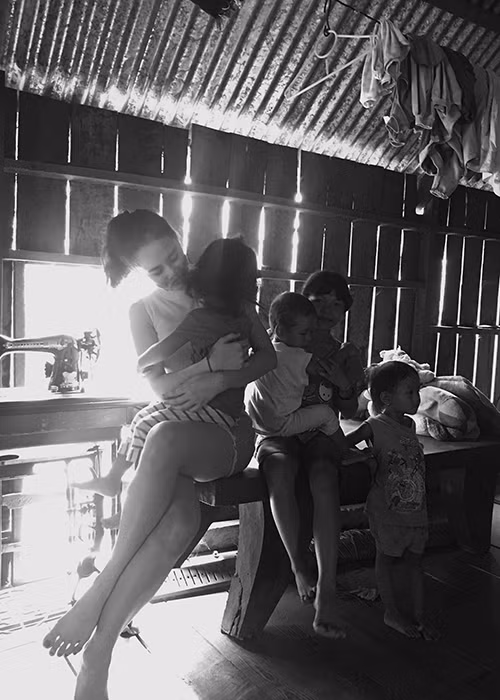 Nữ diễn viên sinh năm 1995 tỏ ra thân thiện, gần gũi với các em nhỏ khi sống ở buôn làng.