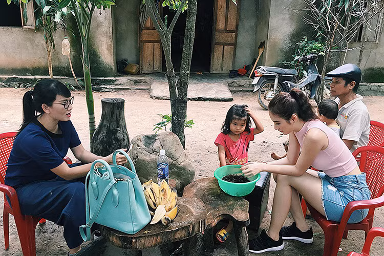 Angela Phương Trinh cho biết, cô muốn trải nghiệm cuộc sống của một người dân ở núi rừng cũng như làm quen với khí hậu trước khi chính thức quay phim tại đây.