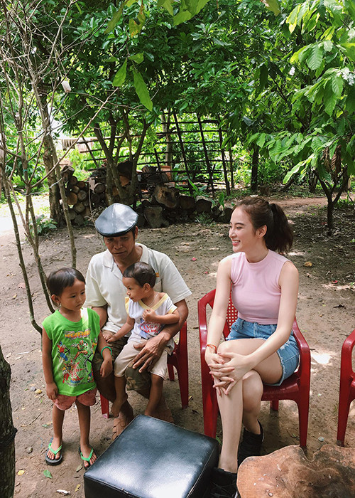Angela Phương Trinh trò chuyện với những người trong buôn làng để tìm hiểu thêm cuộc sống của họ.