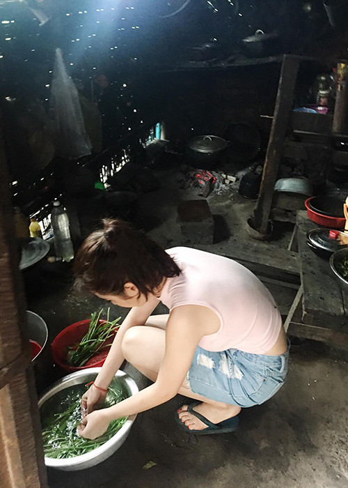 Dù được mọi người khuyên chỉ cần ở nhà nghiên cứu kịch bản rồi xem nhiều phim tương tự nhưng nữ diễn viên phim “Taxi, em tên gì?” quyết định bám trụ tại buôn làng Tây Nguyên một thời gian.
