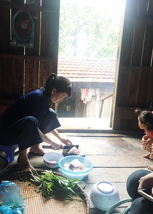 Ngoài Angela Phương Trinh, diễn viên Mỹ Uyên cũng lên buôn làng. Trong “Sứ mệnh trái tim”, Angela Phương Trinh đóng vai cô gái Phong Linh còn Mỹ Uyên thủ vai mẹ của cô gái này.