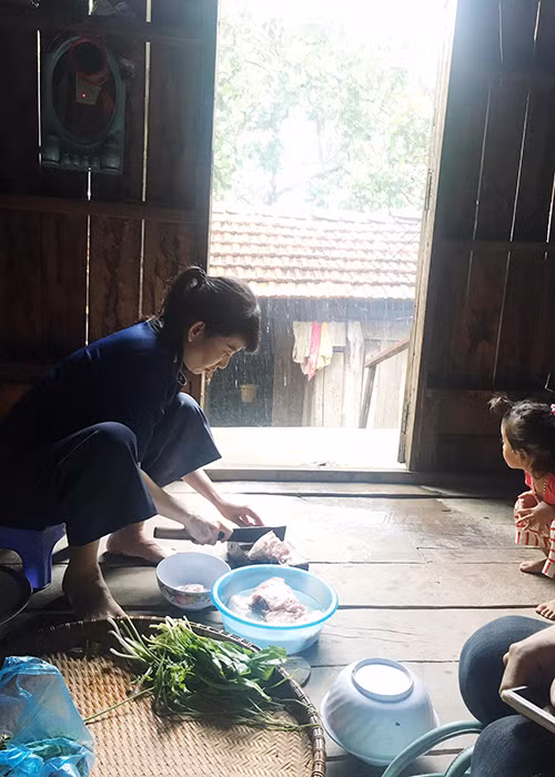 Ngoài Angela Phương Trinh, diễn viên Mỹ Uyên cũng lên buôn làng. Trong “Sứ mệnh trái tim”, Angela Phương Trinh đóng vai cô gái Phong Linh còn Mỹ Uyên thủ vai mẹ của cô gái này.