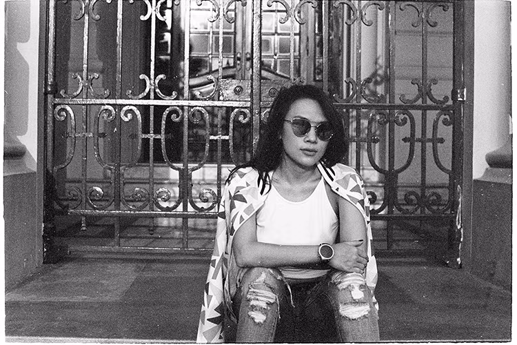 Cùng nhiếp ảnh gia Jundat đi chụp ảnh phim, cựu huấn luyện viên Giọng hát Việt bỗng nhớ lại thời sinh viên. 