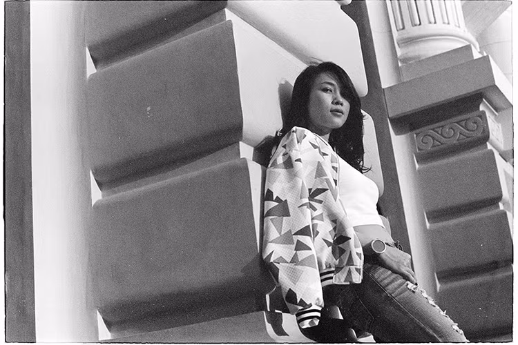 Trong bộ ảnh đầy ngẫu hứng của mình, Mỹ Tâm chọn trang phục cá tính, bụi bặm, khác hẳn với hình ảnh lộng lẫy trên sân khấu. 