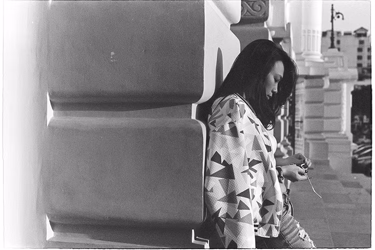 Những tấm ảnh chụp phim của Mỹ Tâm mang màu sắc đen trắng cổ điển, mộc mạc không có sự can thiệp chỉnh sửa của công nghệ hiện đại. 