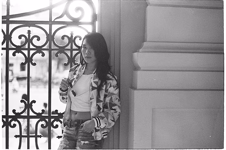 "Đối với những người chơi máy, phim cho họ cảm giác sống chậm lại, trân trọng những khoảnh khắc mà mình bắt được, còn với Tâm, lần chụp ảnh này khiến Tâm nhớ nhiều về thời sinh viên, tuổi trẻ đầy hạnh phúc của mình”, Mỹ Tâm bồi hồi chia sẻ khi đón nhận những tấm hình đầu tiên từ máy phim. 