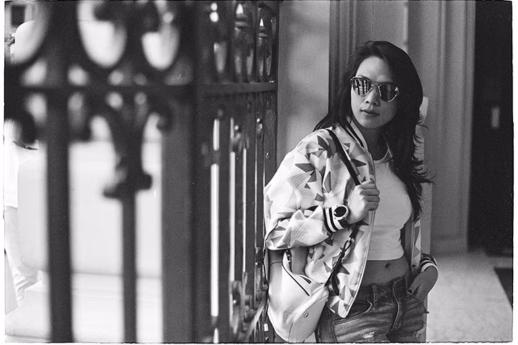 “Những tấm hình mà Mỹ Tâm cùng người bạn của mình chụp lại bằng máy phim, bạn có thể thấy rõ ràng những đốm li ti trên tấm ảnh, bức hình mộc mạc và chân thực nhất. Chúng tôi chỉ sử dụng 2 cuộn phim, cẩn thận nắn nót canh góc chụp, và chỉ chọn được một ít hình ảnh...". 