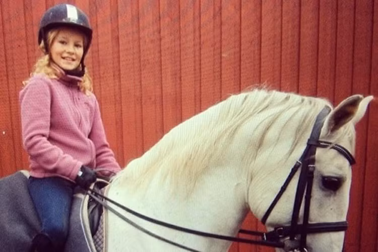 Hai năm sau đó, ông chuyển nhượng cho 2 con gái Alexandra và Katharina mỗi người 42% cổ phần của Ferd, khi họ mới 10 và 11 tuổi. 