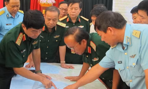 Gan 100 tau thuyen tim phi cong Tran Quang Khai va Su-30-Hinh-2