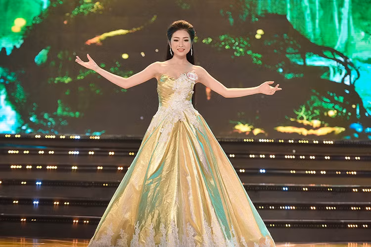 Đêm chung khảo phía nam cuộc thi Hoa hậu Việt Nam 2016 vừa khép lại với việc lộ diện top 18 vào chung kết cuộc thi. Bùi Nữ Kiều Vỹ là thí sinh đầu tiên được xướng tên trong danh sách này.