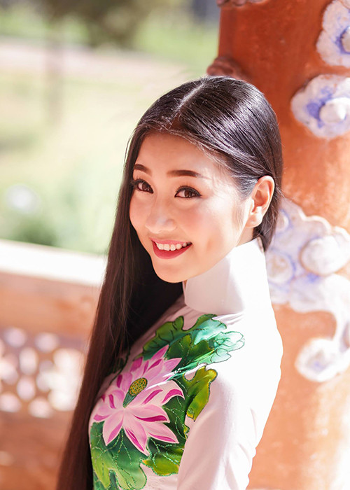 Kiều Vỹ đẹp ngọt ngào dưới nắng trong trang phục áo dài. (Ảnh: Facebook Bùi Nữ Kiều Vỹ)