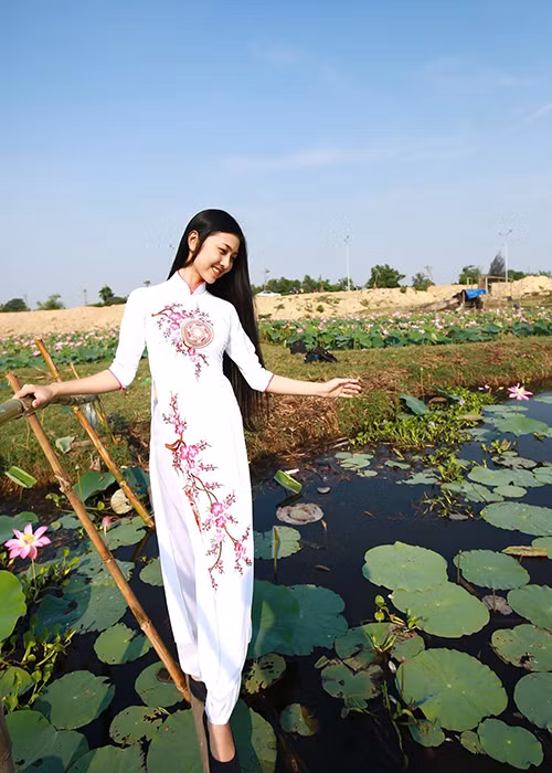 “Bản sao” Hoa hậu Nguyễn Thị Huyền hiện đang “gây sốt” tại cuộc thi Hoa hậu Việt Nam 2016.(Ảnh: Facebook Bùi Nữ Kiều Vỹ)