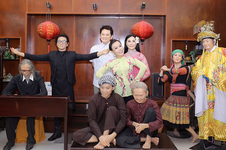 Nữ danh hài chia sẻ thêm: "Niềm tự hào này xuất hiện vào thời gian vô cùng đặc biệt khi năm nay Việt Hương sẽ làm một chương trình kỷ niệm 20 theo nghiệp diễn của mình”.